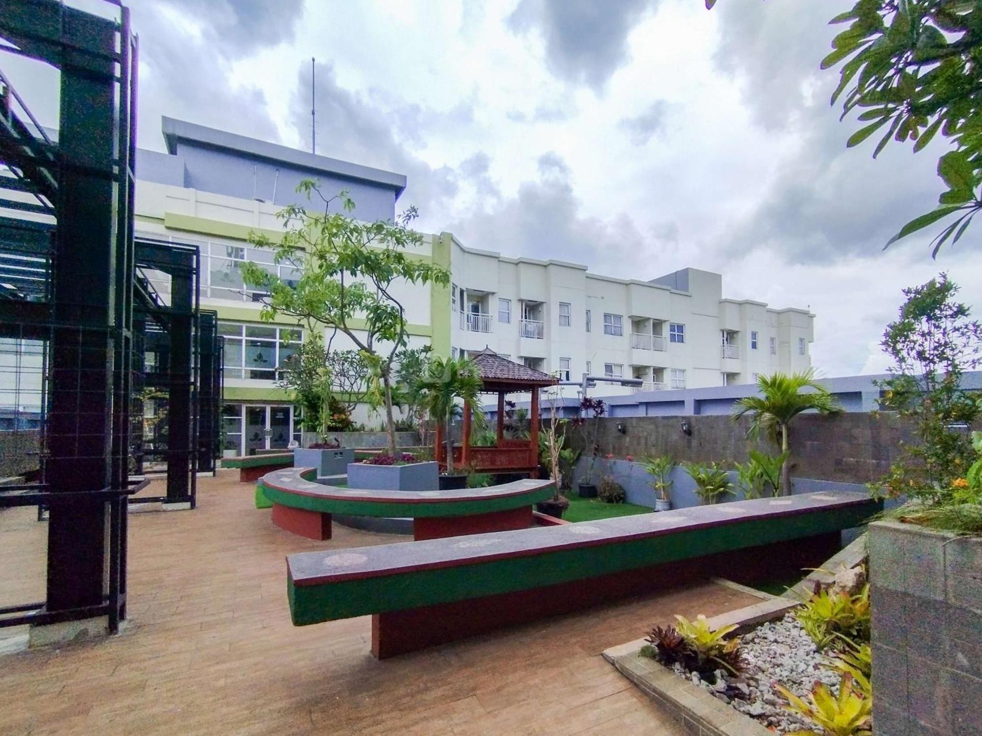 Homey With 1br At Parahyangan By Travelio *